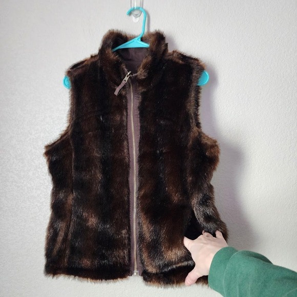 OLD NAVY Brown Faux Fur Zip Vest Y2K Size Medium McBling Model off-duty - Picture 8 of 8